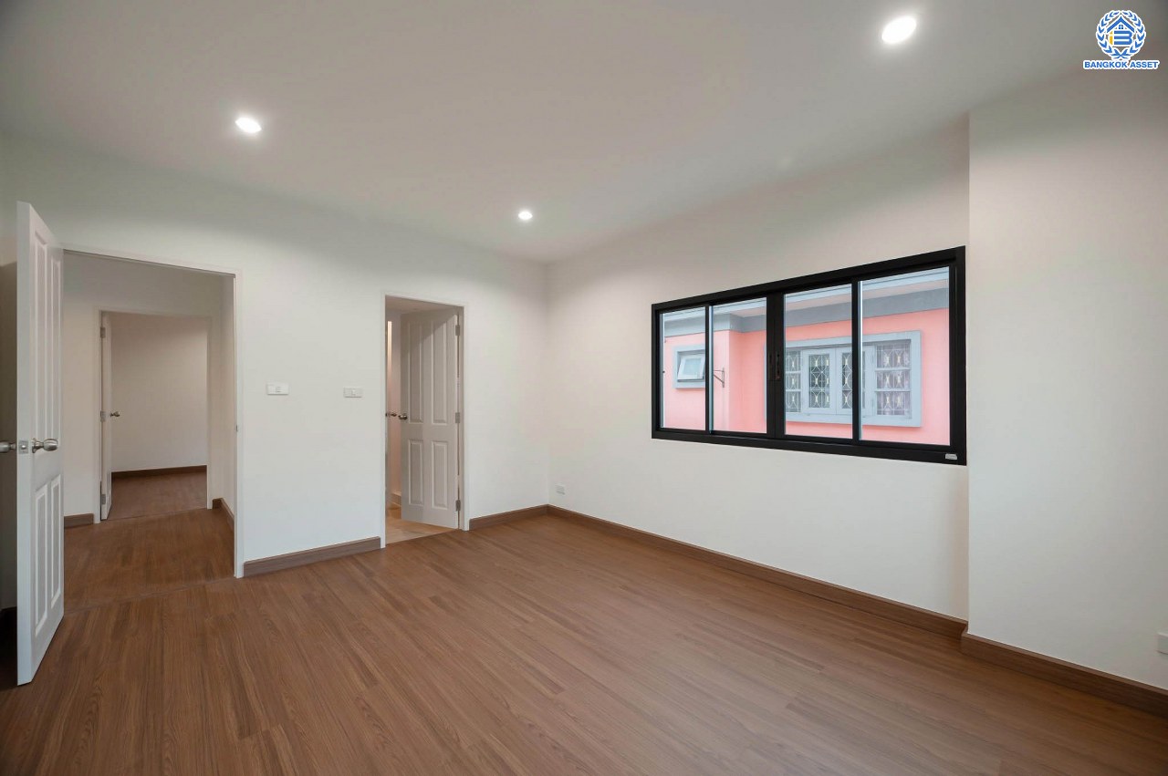 บ้านเดี่ยวมือสอง ตกแต่งใหม่ โครงการ ศศิธร บางบอน3 รองรับทุกความสุข เนื้อที่ 65.3 ตร.ว. ฟังก์ชัน 3 ห้องนอน 3 ห้องน้ำ 1 ห้องอเนกประสงค์ จอดรถได้ 2 คัน บนทำเลเดินทางสะดวก ใกล้รถไฟฟ้าสายสีน้ำเงิน "สถานีหลักสอง" และจุดขึ้นทางด่วน "พระราม2" และ The Mall บางแค